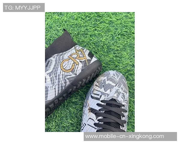 选择适合人造草场地的足球鞋指南与推荐